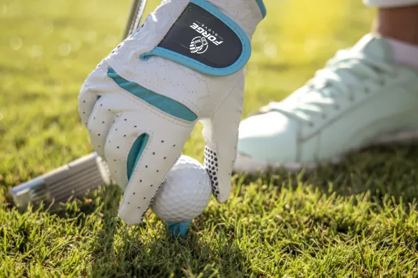 Custom golf gloves in leather and synthetic